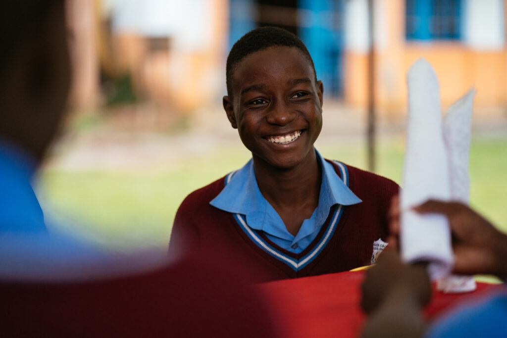 étudiant souriant en Ouganda