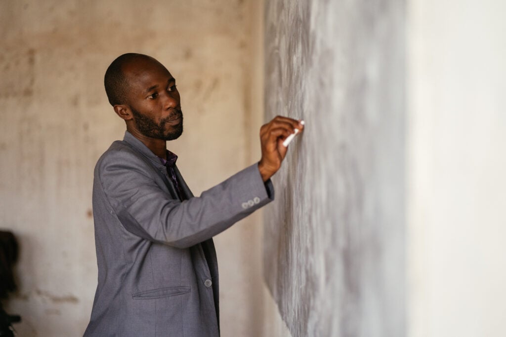 professeur d'école en Ouganda