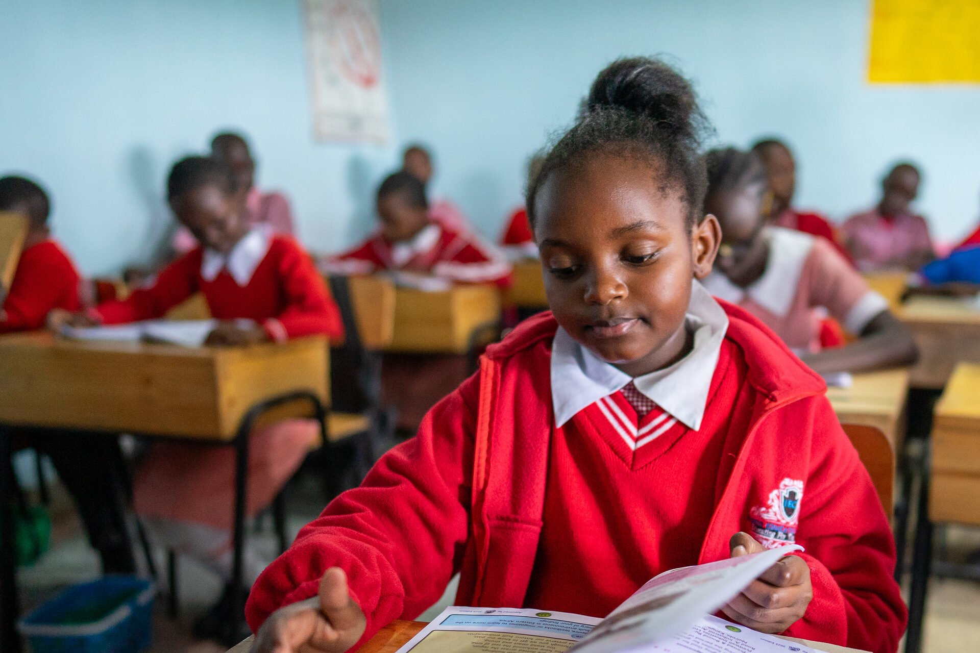 élève fille travaillant à son bureau en classe au Kenya