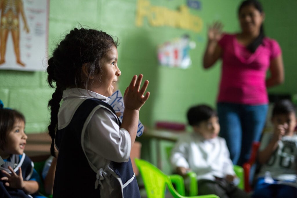 étudiant souriant au Guatemala
